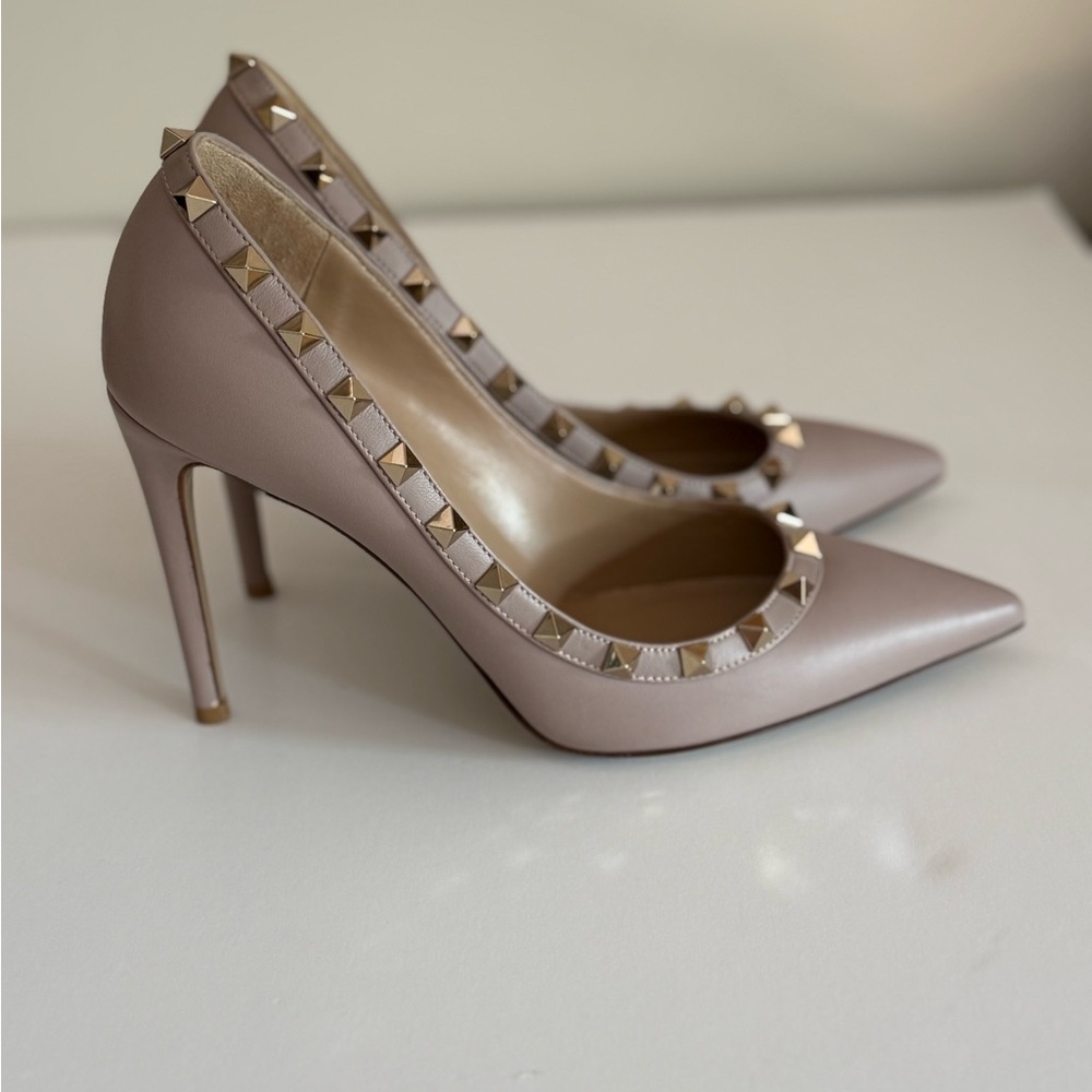 Valentino Garavani Rockstud Poudre Pumps